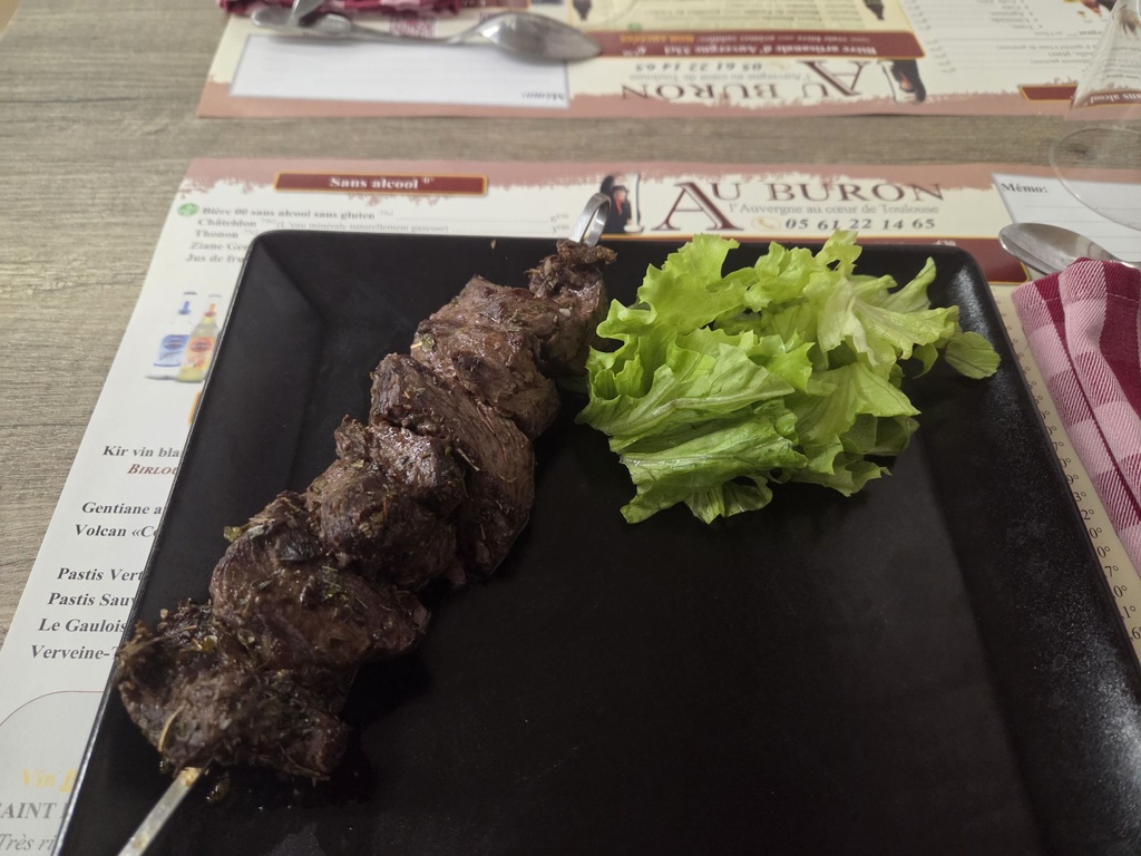 Brochette d'onglet de boeuf aux herbes d'Auvergne.