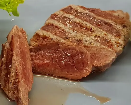 Brochette d'onglet de boeuf aux herbes d'Auvergne.