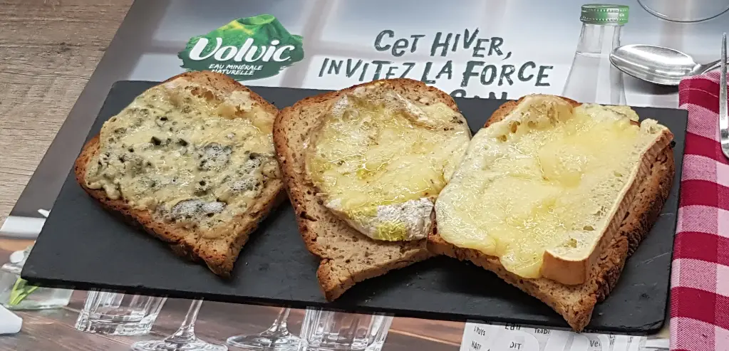 Warm toast with 3 Auvergne cheeses